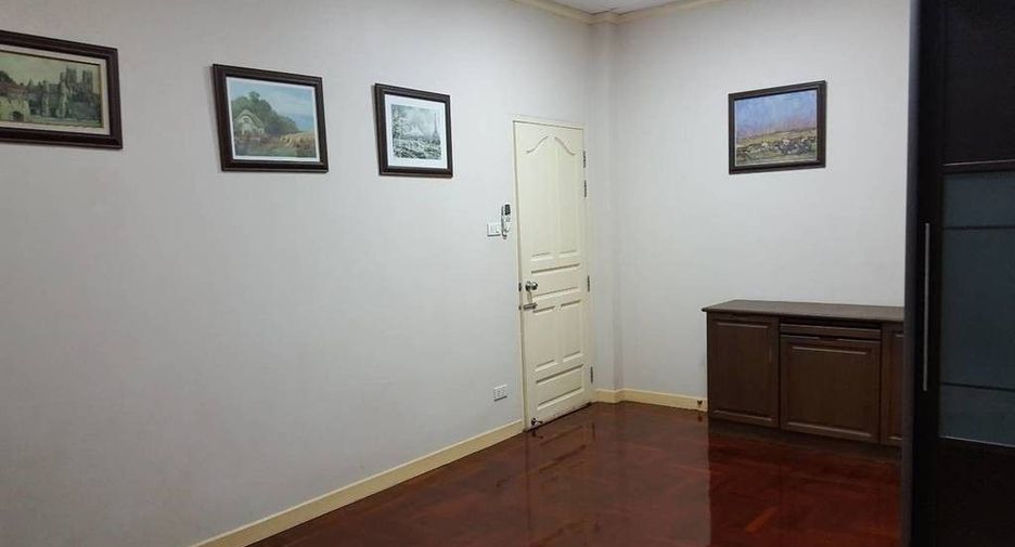 Casa en venta de 5 habitaciones en Lat Phrao, Bangkok