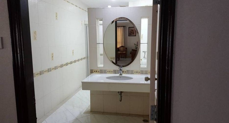 Casa en venta de 5 habitaciones en Lat Phrao, Bangkok