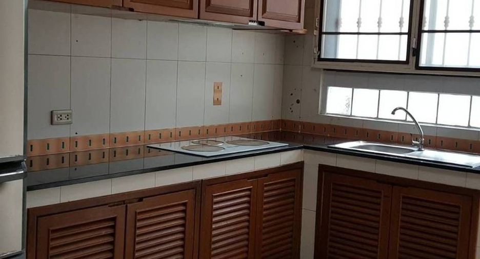 Casa en venta de 5 habitaciones en Lat Phrao, Bangkok