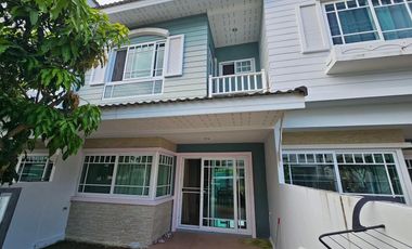 À louer 3 chambres maison de ville à Bang Lamung, Chonburi