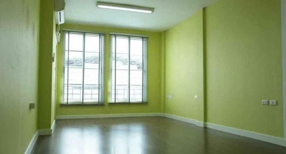 For sale 4 bedrooms townhouse in Wang Thonglang, Bangkok