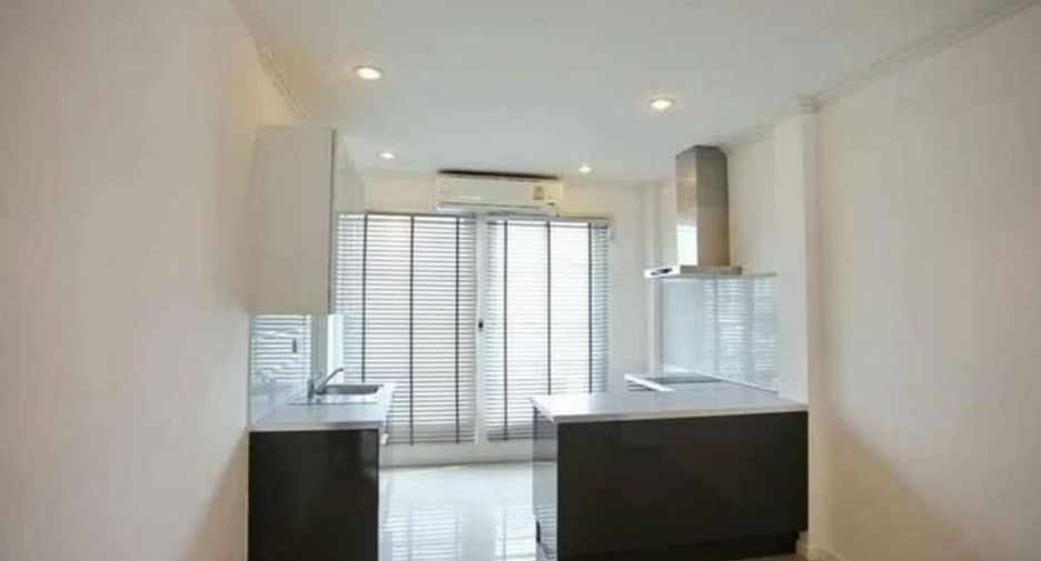 For sale 4 bedrooms townhouse in Wang Thonglang, Bangkok