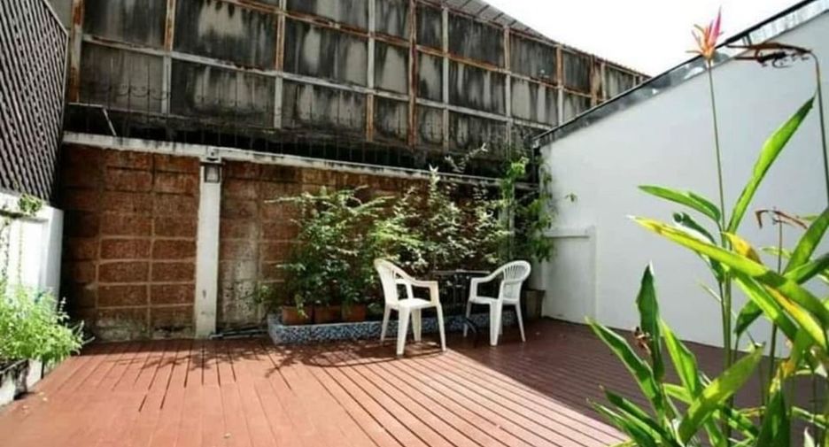For sale 4 bedrooms townhouse in Wang Thonglang, Bangkok