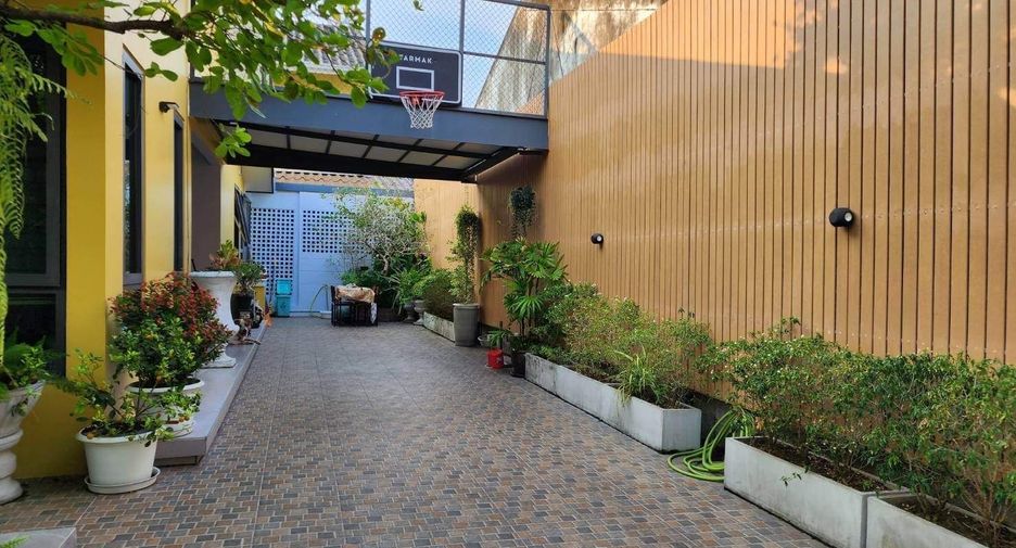 For sale 5 bedrooms house in Wang Thonglang, Bangkok