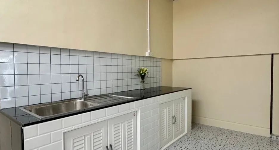 Casa adosada en venta de 2 habitaciones en Phra Samut Chedi, Samut Prakan