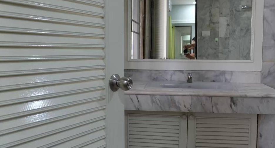 For sale 2 bedrooms condo in Khlong Toei, Bangkok