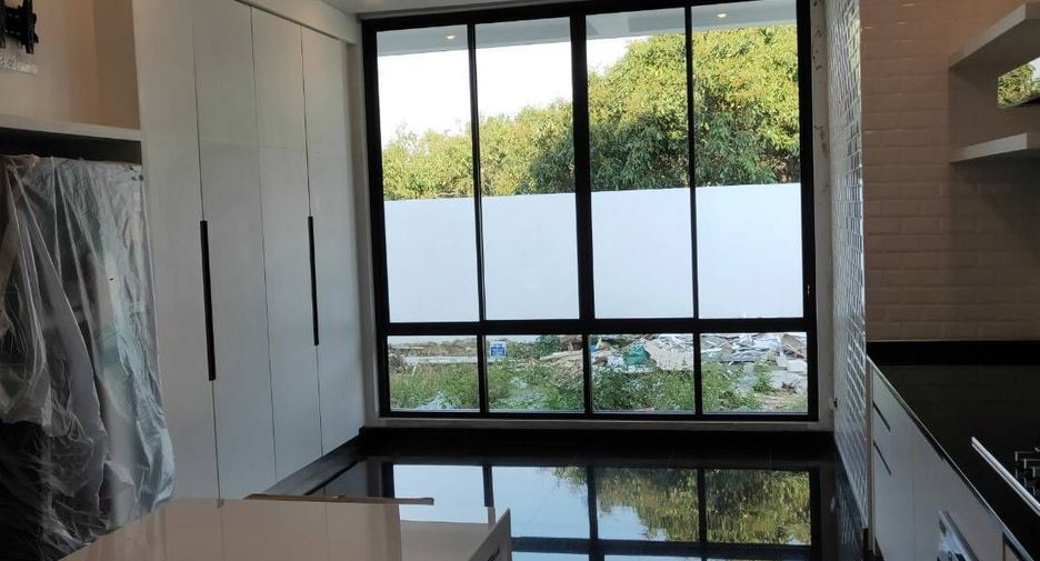 For sale 3 bedrooms house in Saraphi, Chiang Mai