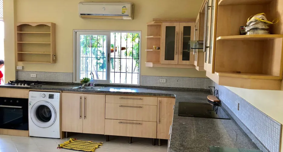 Casa en alquiler de 3 habitaciones en Bang Lamung, Chonburi