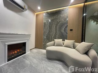 Casa adosada en venta y en alquiler de 3 habitaciones en Wang Thonglang, Bangkok