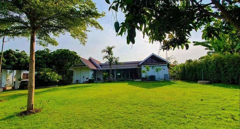 For sale 4 bedrooms house in Saraphi, Chiang Mai
