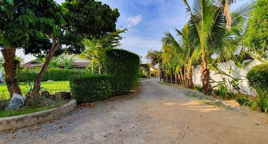 For sale 4 bedrooms house in Saraphi, Chiang Mai