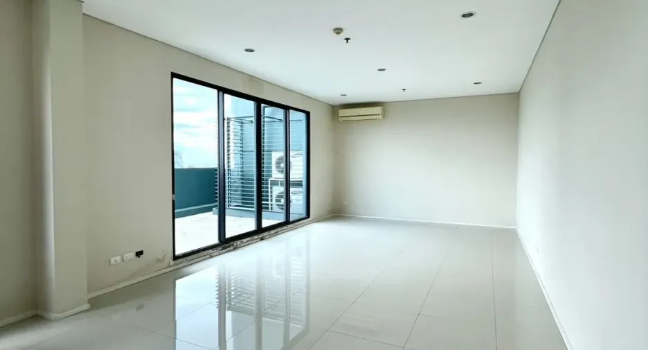 For sale 5 bedrooms condo in Watthana, Bangkok
