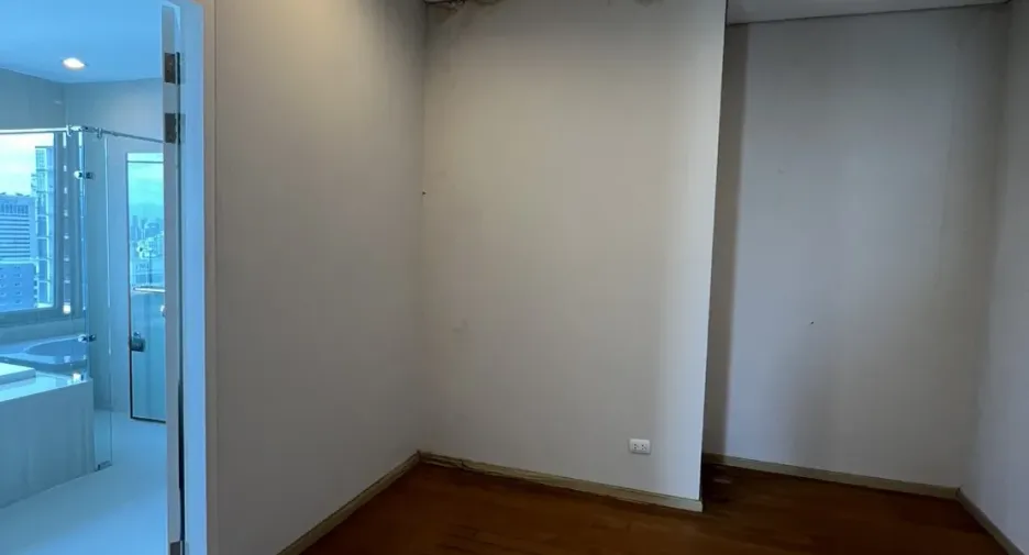 For sale 5 bedrooms condo in Watthana, Bangkok