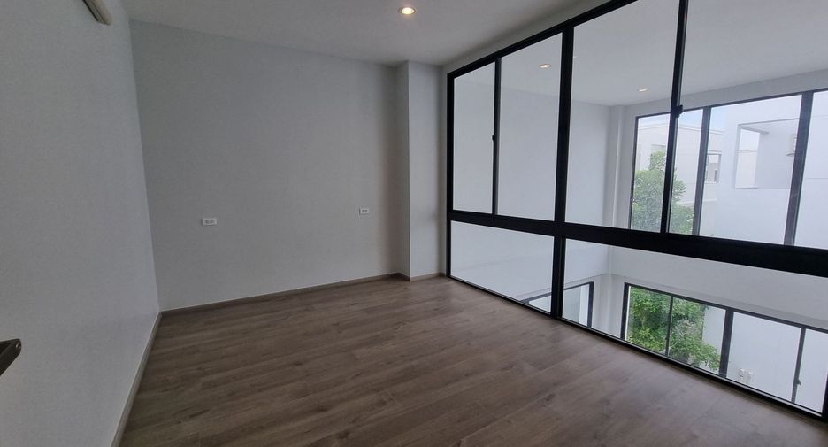 For sale 5 bedrooms house in Lat Krabang, Bangkok