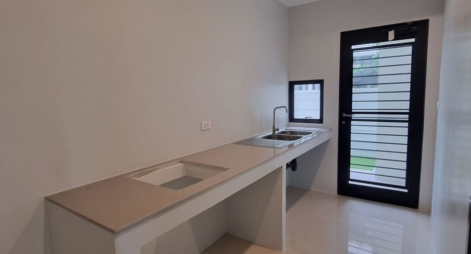 For sale 5 bedrooms house in Lat Krabang, Bangkok