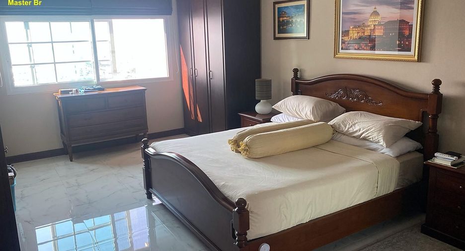 For sale 3 bedrooms condo in Phra Khanong, Bangkok