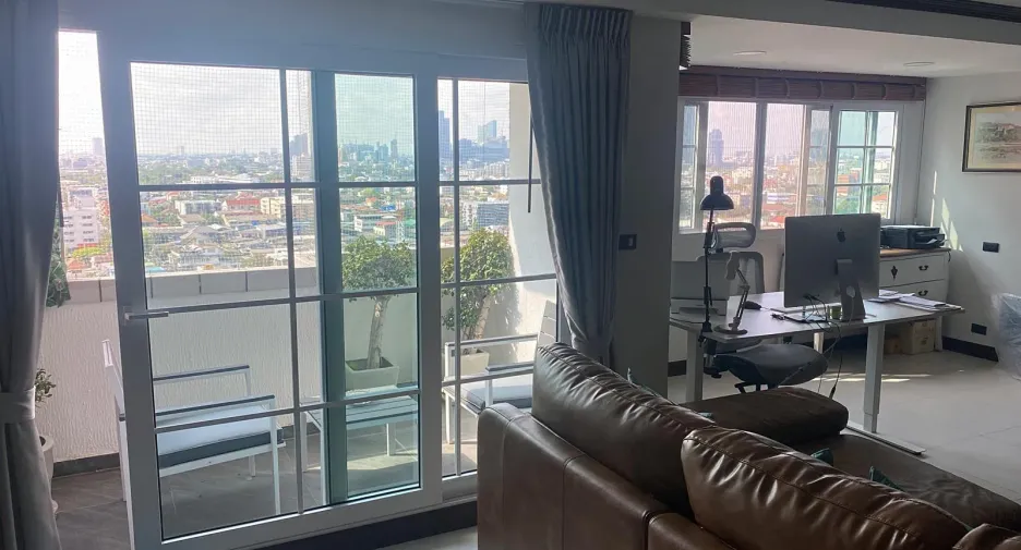 For sale 3 bedrooms condo in Phra Khanong, Bangkok