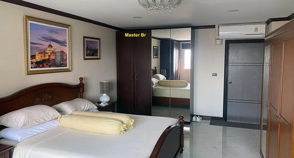 For sale 3 bedrooms condo in Phra Khanong, Bangkok