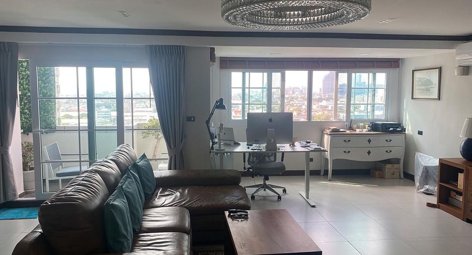 For sale 3 bedrooms condo in Phra Khanong, Bangkok