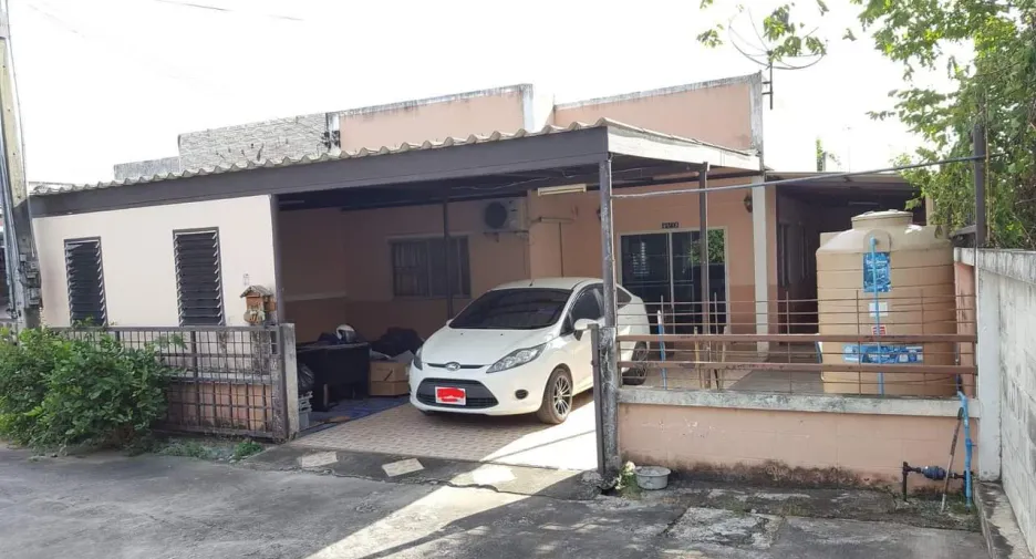Casa adosada en venta de 2 habitaciones en Si Racha, Chonburi