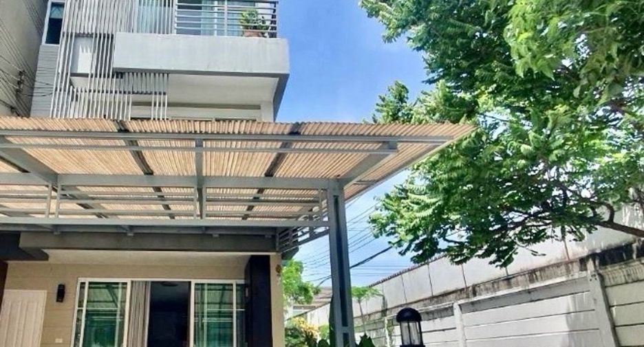 For sale 3 bedrooms house in Bang Kapi, Bangkok