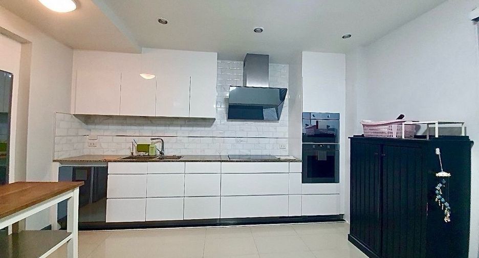 For sale 3 bedrooms house in Bang Kapi, Bangkok