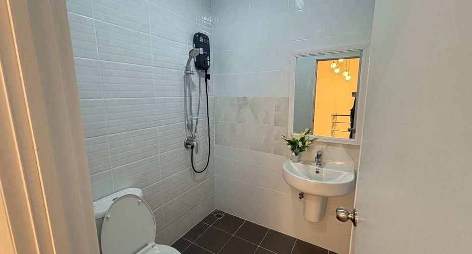 For rent 3 bedrooms townhouse in Mueang Chiang Mai, Chiang Mai