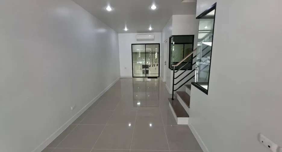 For sale 3 bedrooms townhouse in Mueang Pathum Thani, Pathum Thani