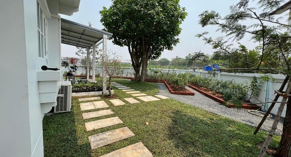 For sale 4 bedrooms house in Mueang Chiang Mai, Chiang Mai