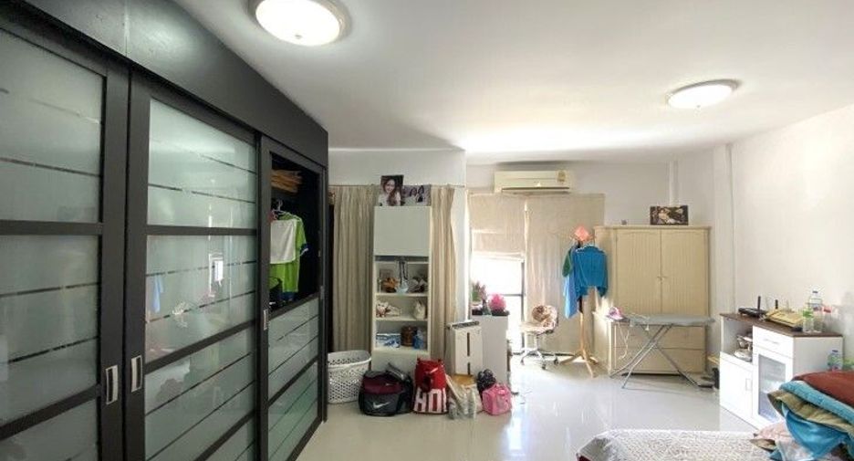 For sale 3 bedrooms townhouse in Prawet, Bangkok