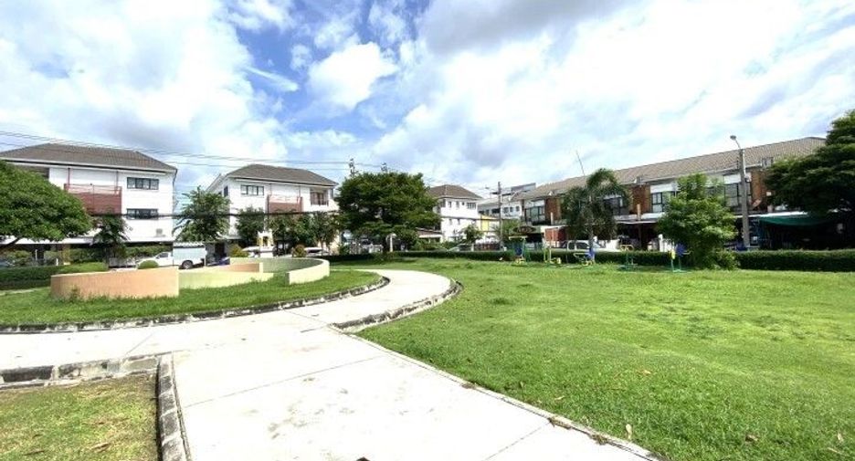 For sale 3 bedrooms townhouse in Prawet, Bangkok