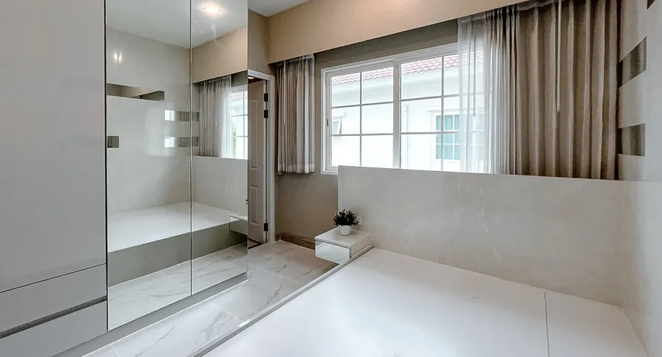 Haus zum Kauf mit 4 Zimmer in Chom Thong, Bangkok