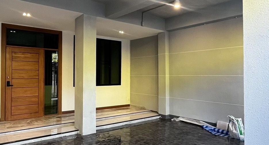 For sale 3 bedrooms townhouse in Prawet, Bangkok