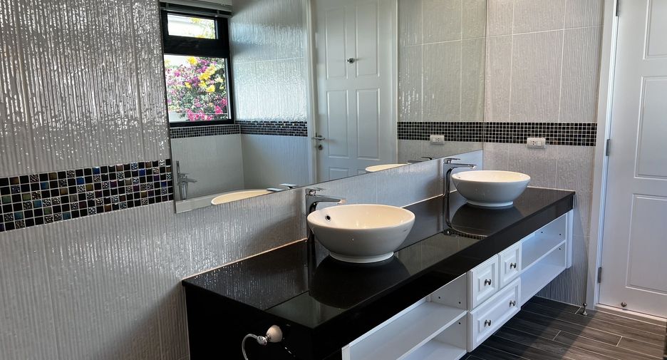 For sale 4 ベッドルーム villa in Cha Am, Phetchaburi