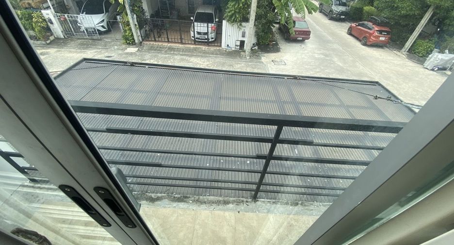 For sale 3 bedrooms townhouse in Prawet, Bangkok