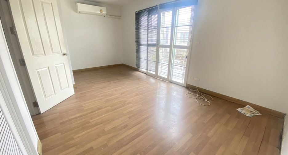 For sale 3 bedrooms townhouse in Prawet, Bangkok