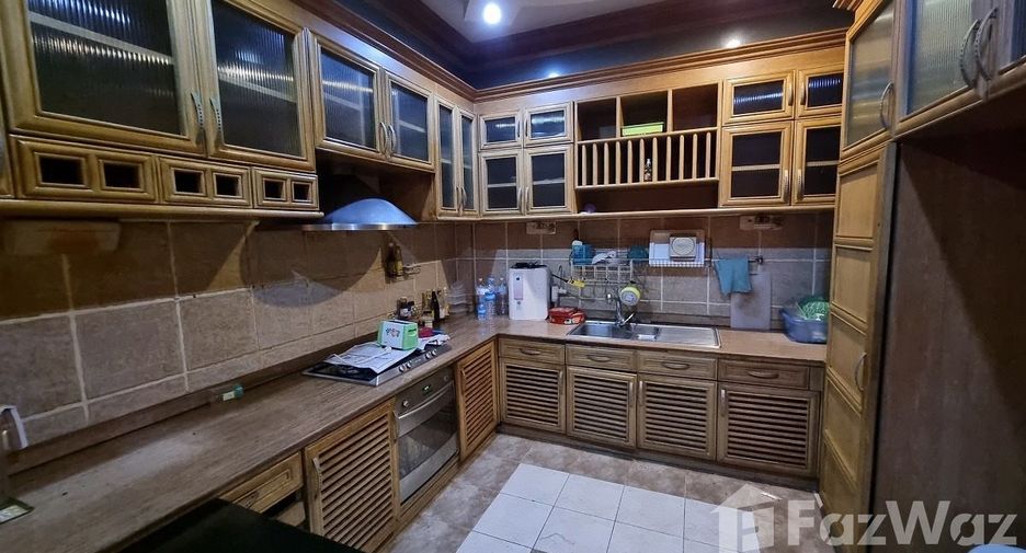 For sale 2 bedrooms townhouse in Watthana, Bangkok