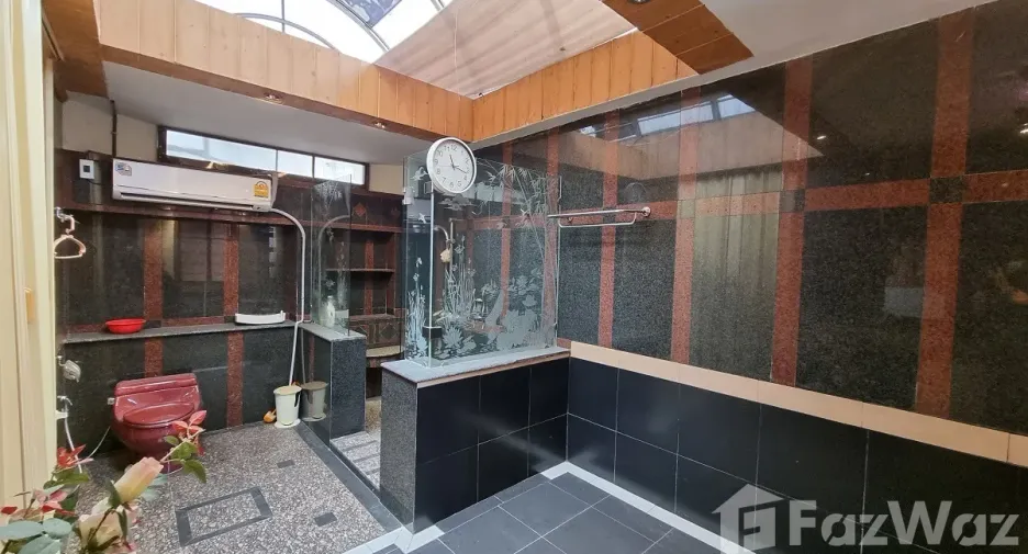 For sale 2 bedrooms townhouse in Watthana, Bangkok