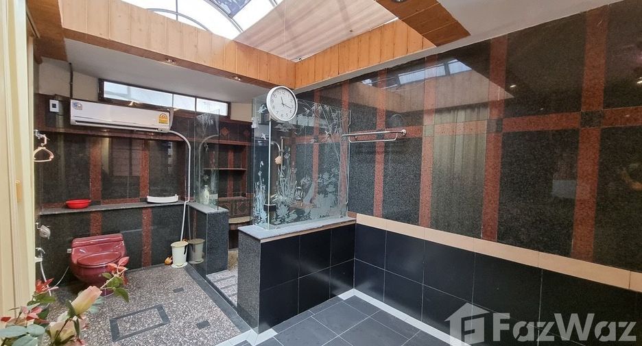 For sale 2 bedrooms townhouse in Watthana, Bangkok