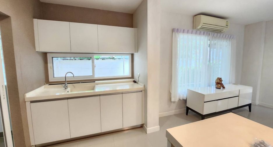 For rent 4 bedrooms house in Mueang Chiang Mai, Chiang Mai