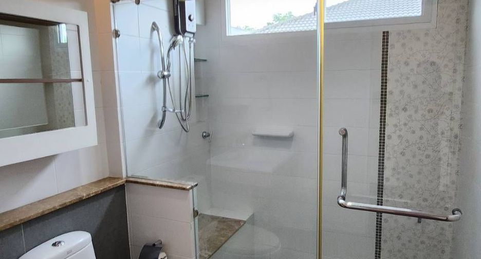 For rent 4 bedrooms house in Mueang Chiang Mai, Chiang Mai