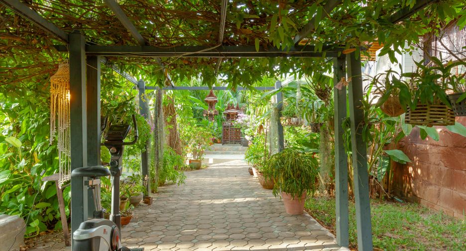 For sale 9 bedrooms villa in Mueang Rayong, Rayong