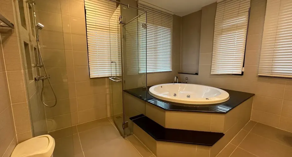 For sale and for rent 5 bedrooms house in Khan Na Yao, Bangkok