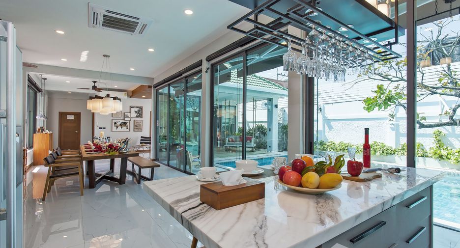 For rent 4 bedrooms villa in Bang Lamung, Chonburi