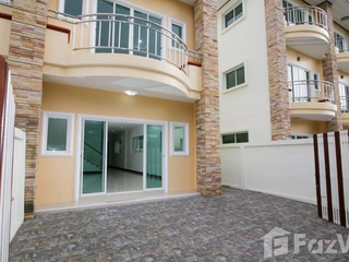 For sale 4 bedrooms townhouse in Bang Kapi, Bangkok