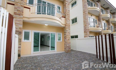 For sale 4 bedrooms townhouse in Bang Kapi, Bangkok