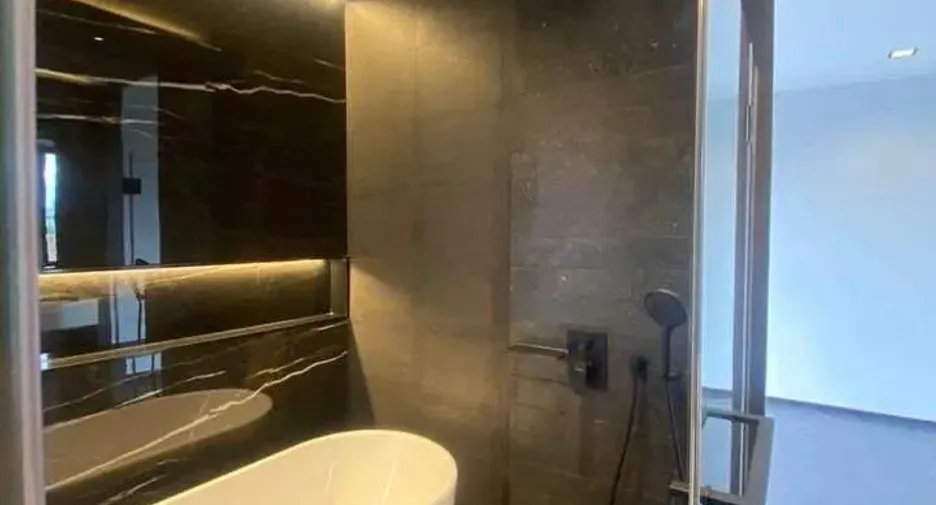 Casa adosada en venta y en alquiler de 3 habitaciones en Huai Khwang, Bangkok