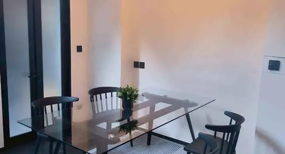 Casa adosada en venta y en alquiler de 3 habitaciones en Huai Khwang, Bangkok