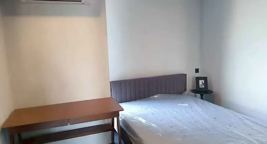 Casa adosada en venta y en alquiler de 3 habitaciones en Huai Khwang, Bangkok