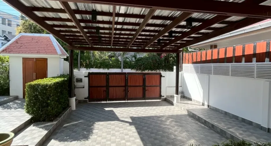 For rent 6 bedrooms villa in Bang Lamung, Chonburi
